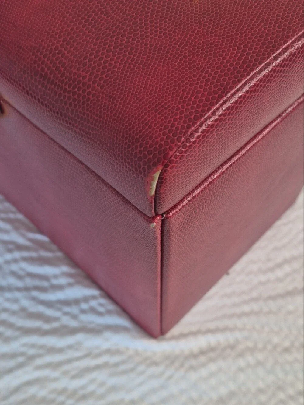 Lg.LEATHER? FAUX?Jewelry Box Pullout Lg. RED W/mirror See Lock Has SCRATCH!!